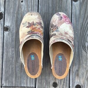 Women's Floral Clogs - Cream and Pink